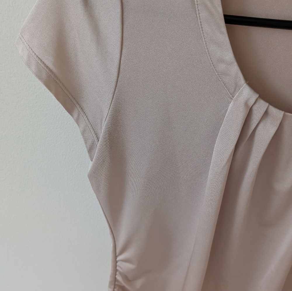 New York & Company Women's champagne color stretch short sleeve top. Size small - Picture 6 of 8